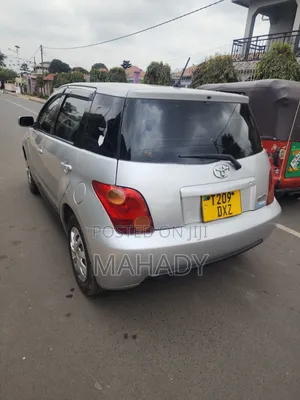 Toyota IST 2004 Silver
