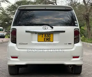 Toyota Corolla Rumion Hatchback 1.8 FWD 2012 White