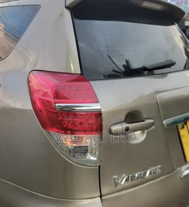 Toyota Vanguard 2011 Gold