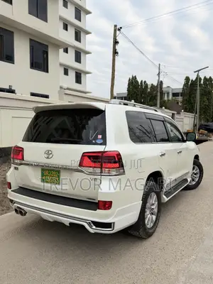 Toyota Land Cruiser 2016 White