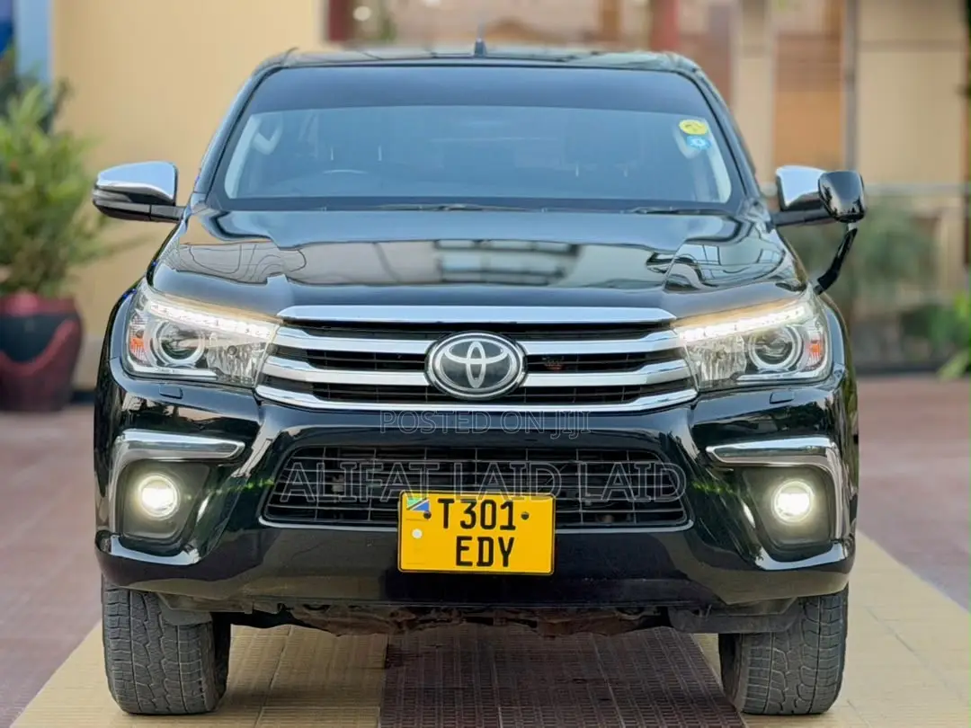 Toyota Hilux 2021 Black