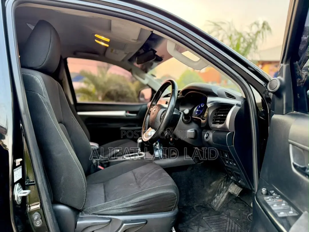Toyota Hilux 2021 Black