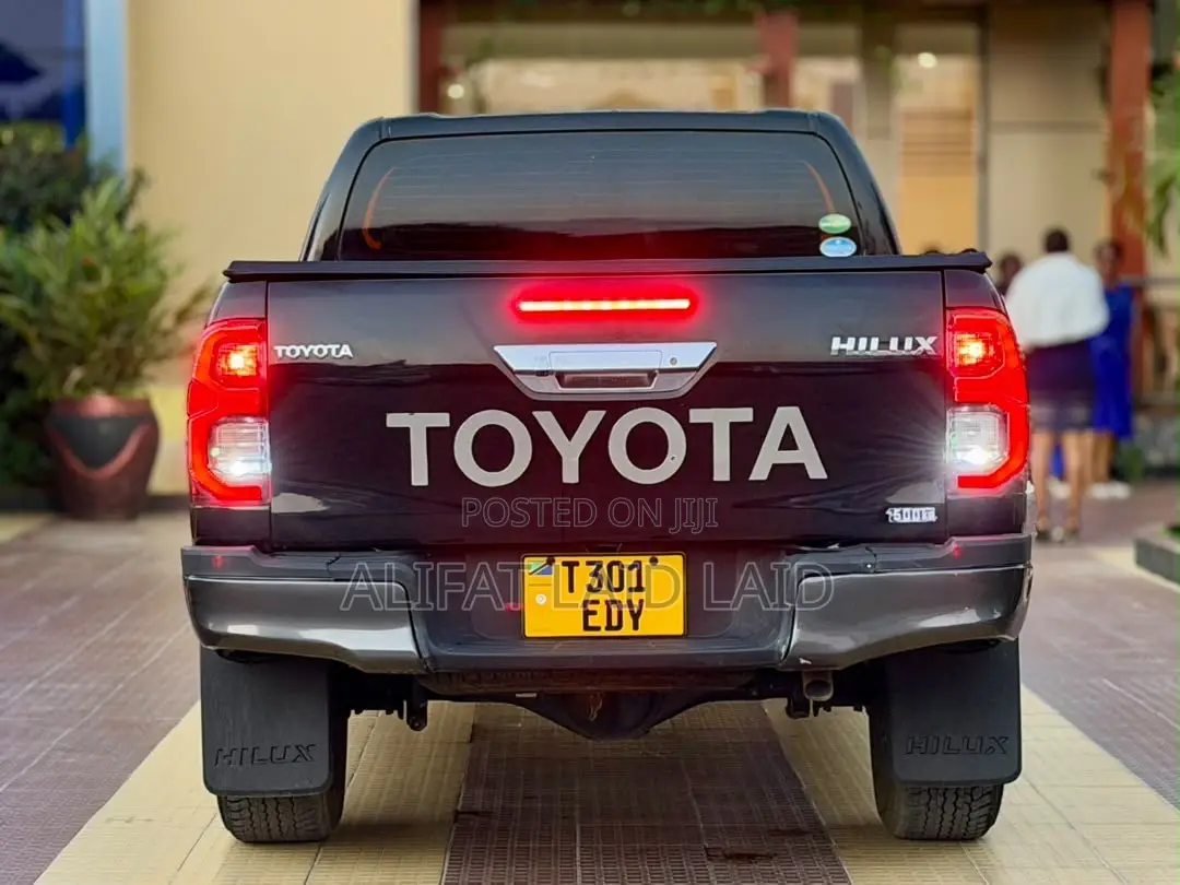 Toyota Hilux 2021 Black