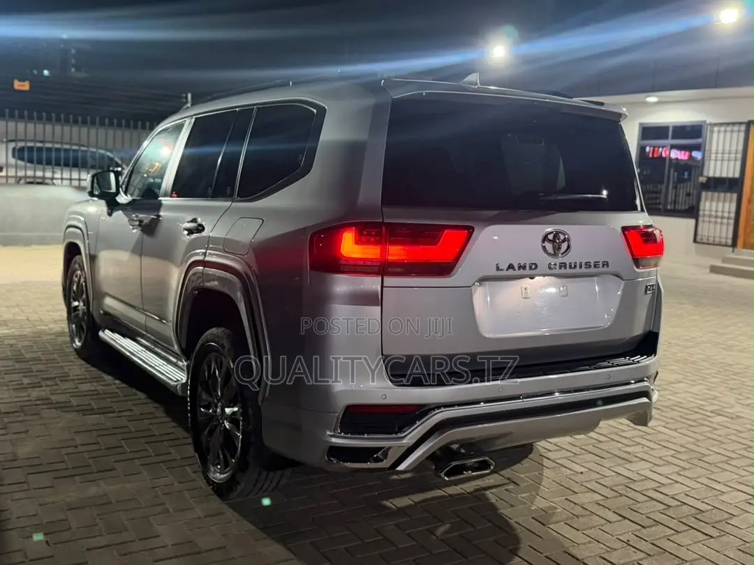 Toyota Land Cruiser 2024 Silver