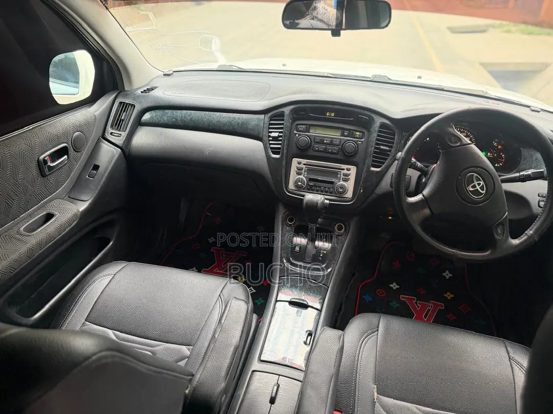 Toyota Kluger 2004 White