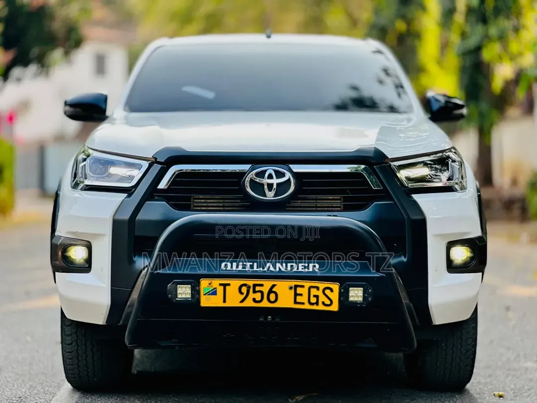 Toyota Hilux 2024 White
