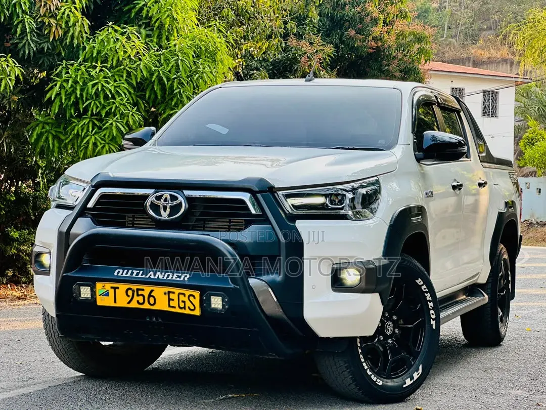 Toyota Hilux 2024 White