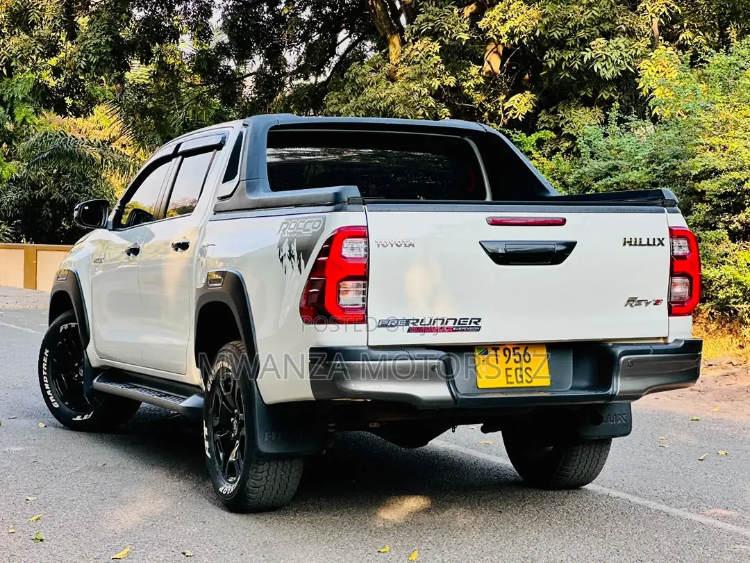 Toyota Hilux 2024 White