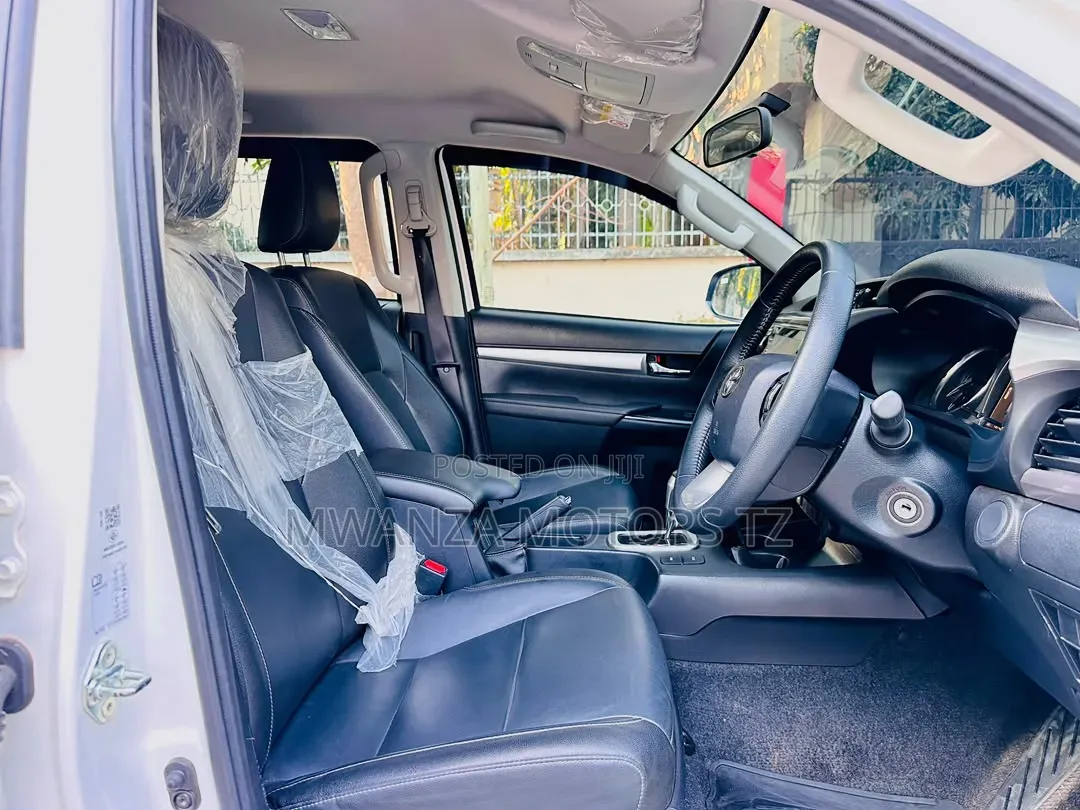 Toyota Hilux 2024 White