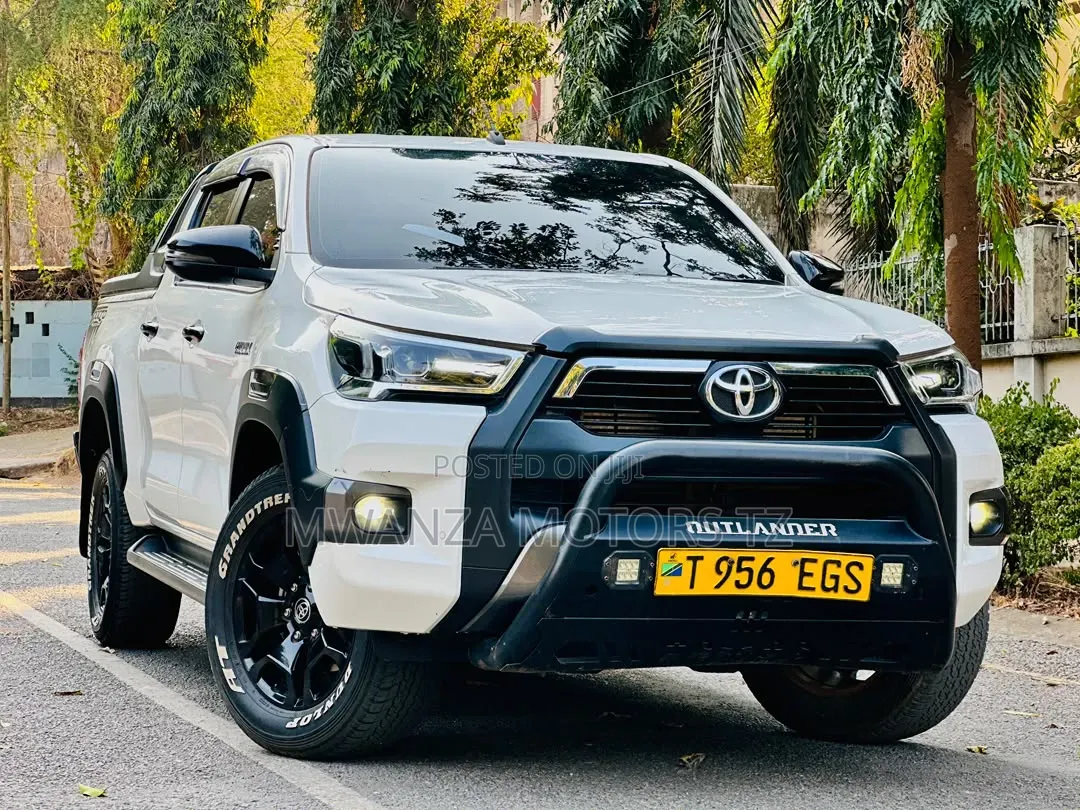 Toyota Hilux 2024 White