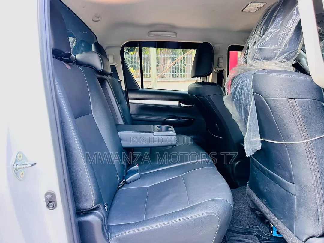 Toyota Hilux 2024 White