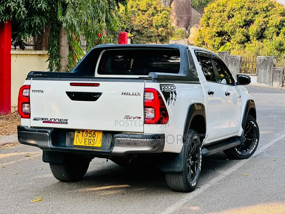 Toyota Hilux 2024 White