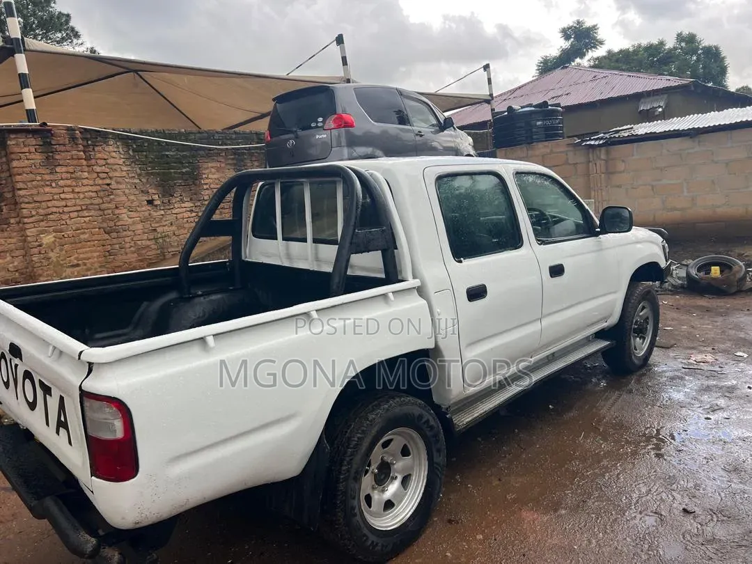 Toyota Hilux 1995 Off white