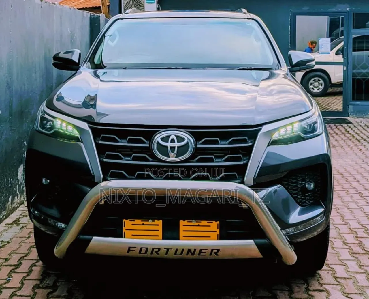 Toyota Fortuner 2022 Gray
