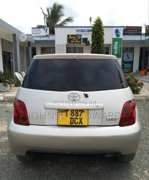Toyota IST 2004 Silver