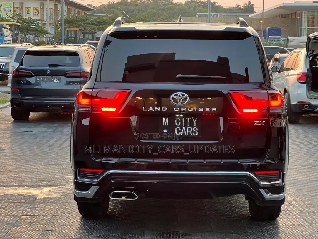 Toyota Land Cruiser LC300 2023 Black