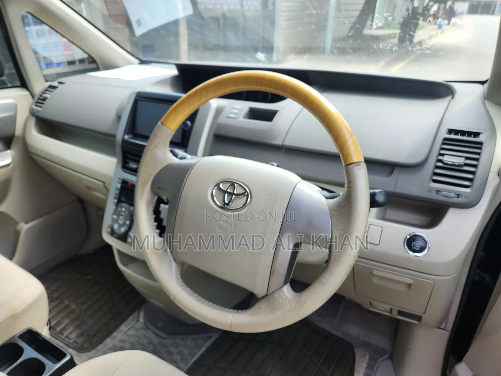 Toyota Noah 2.0 143hp FWD (8 Seater) 2009 Black