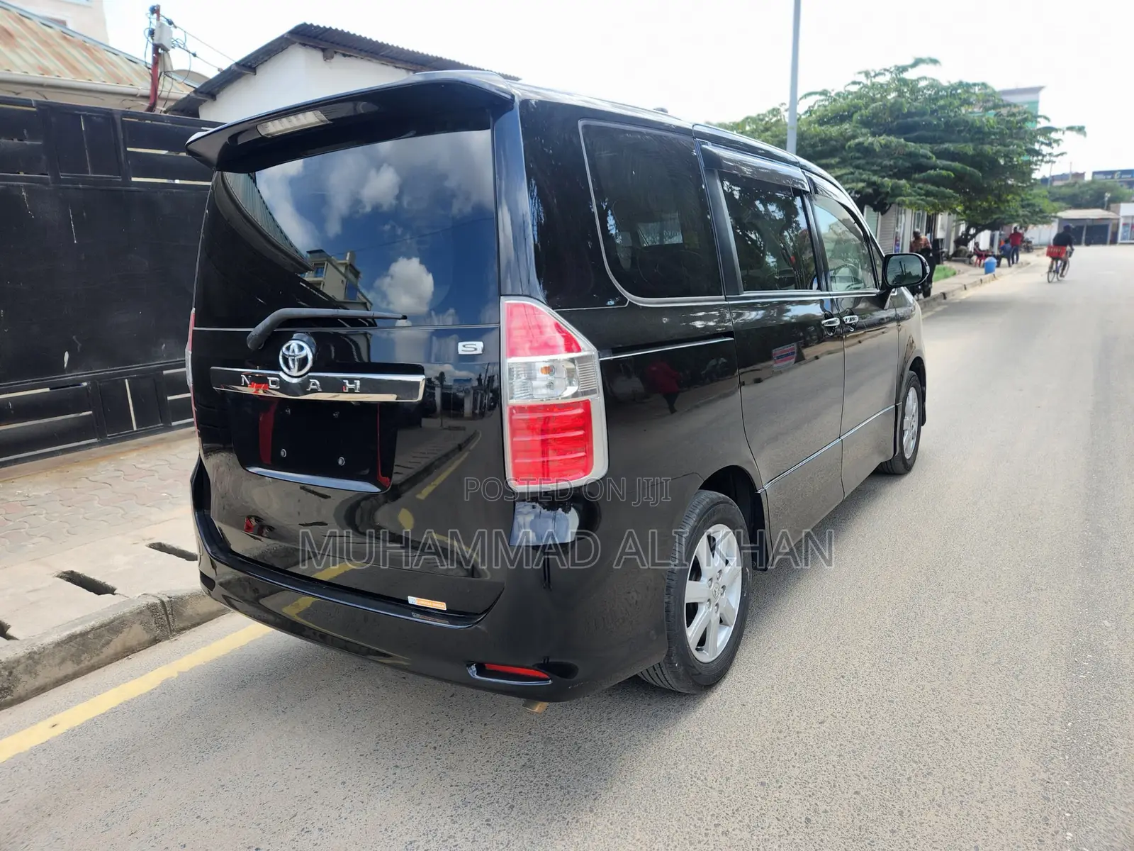 Toyota Noah 2.0 143hp FWD (8 Seater) 2009 Black