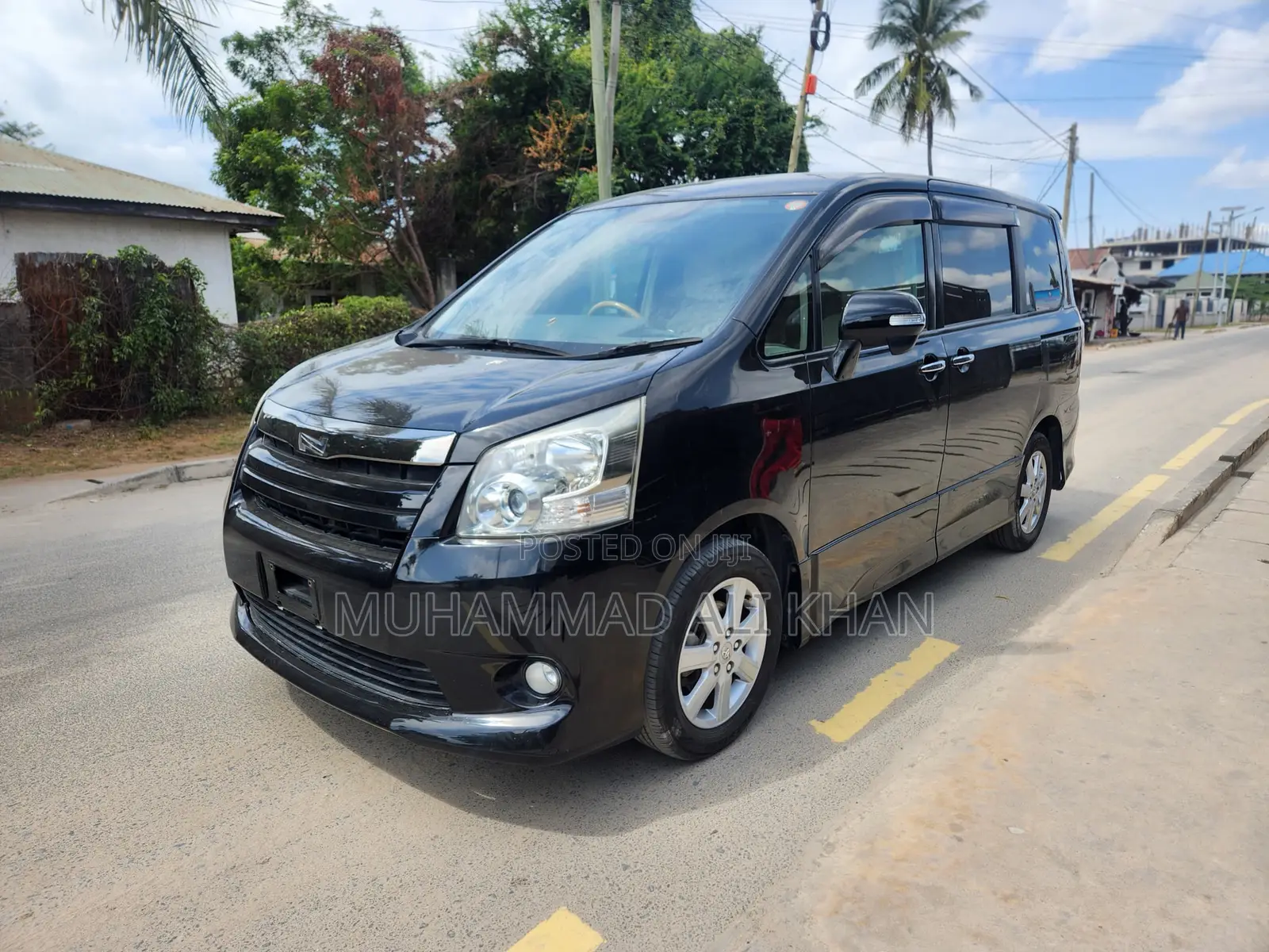 Toyota Noah 2.0 143hp FWD (8 Seater) 2009 Black