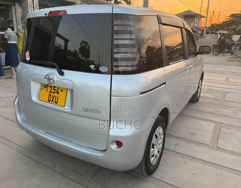 Toyota Sienta 2006 Silver