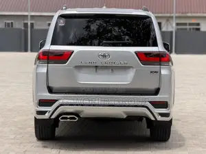 Toyota Land Cruiser LC300 2024 Silver