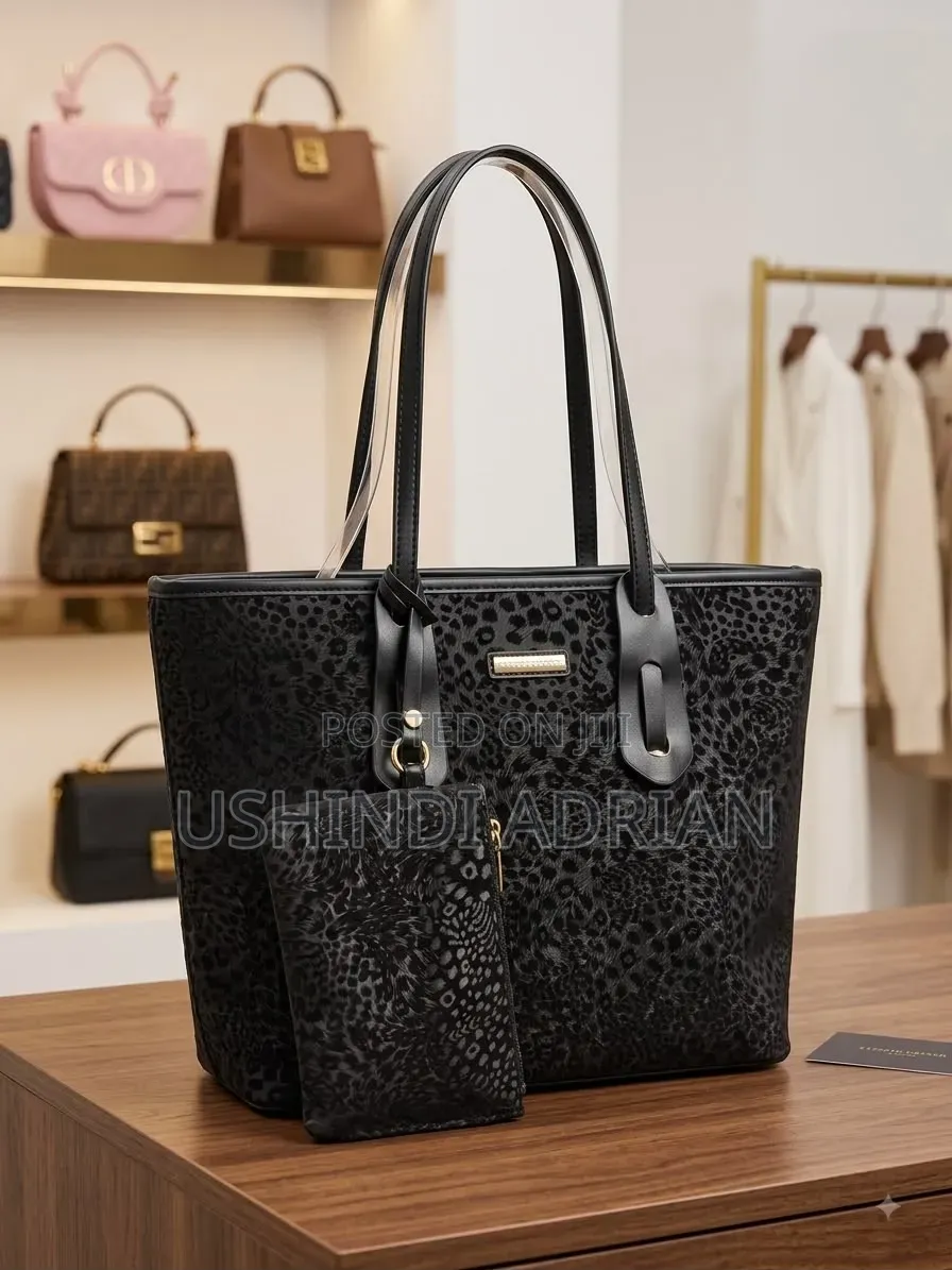 classic Fashion Handbagprice: 50,000/= Tu!