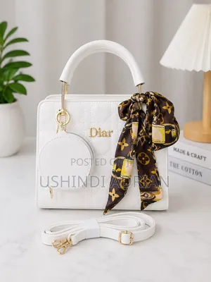 savvy Charm Handbagbei: 25,000/= Tu!