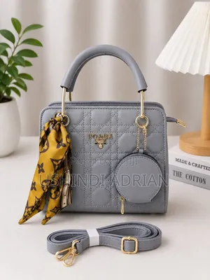 savvy Charm Handbagbei: 25,000/= Tu!