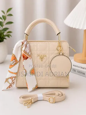savvy Charm Handbagbei: 25,000/= Tu!