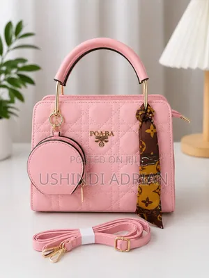 savvy Charm Handbagbei: 25,000/= Tu!