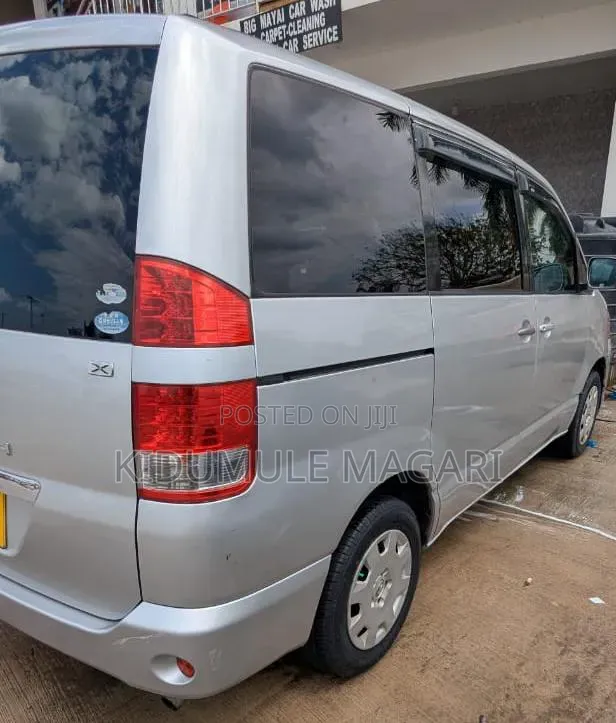Toyota Noah 2005 Silver