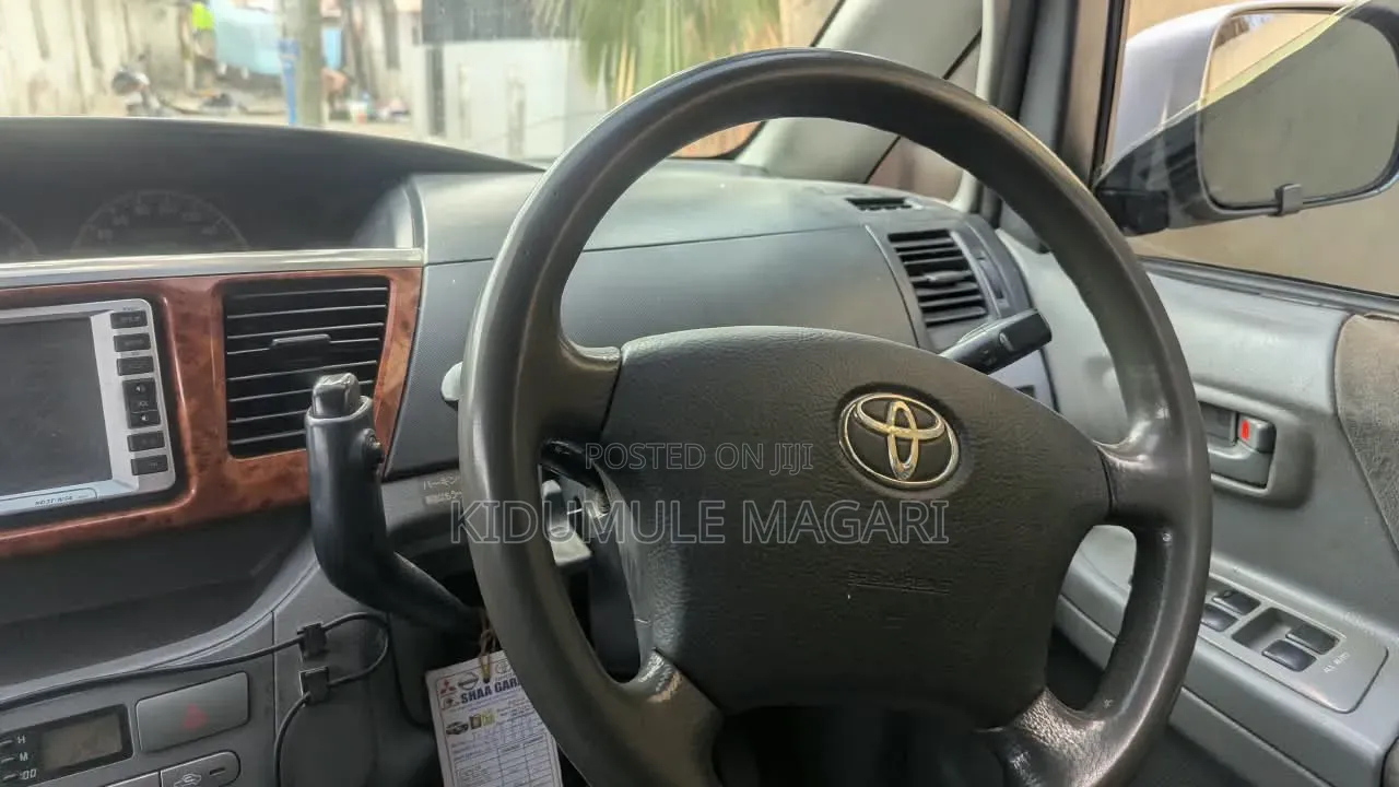 Toyota Noah 2005 Silver