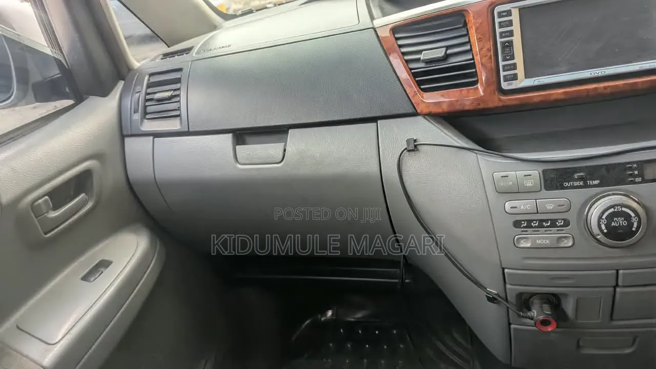 Toyota Noah 2005 Silver