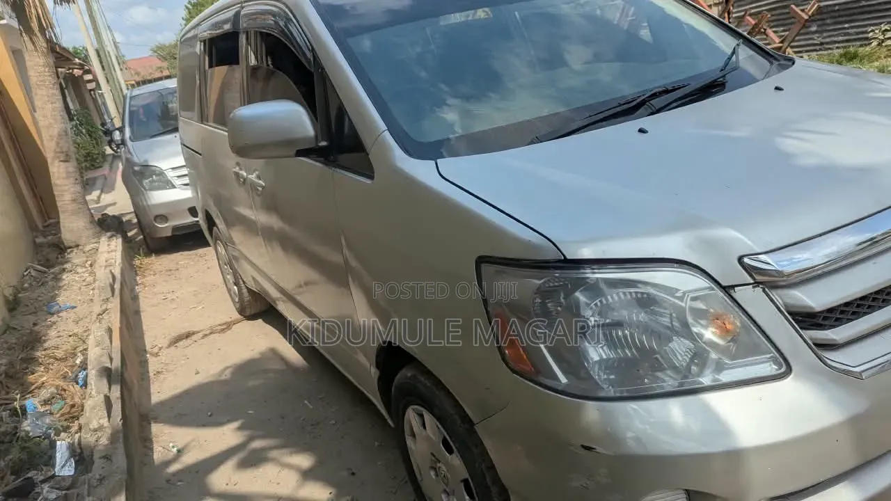 Toyota Noah 2005 Silver