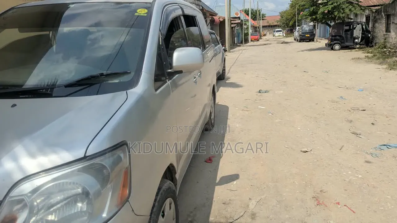 Toyota Noah 2005 Silver