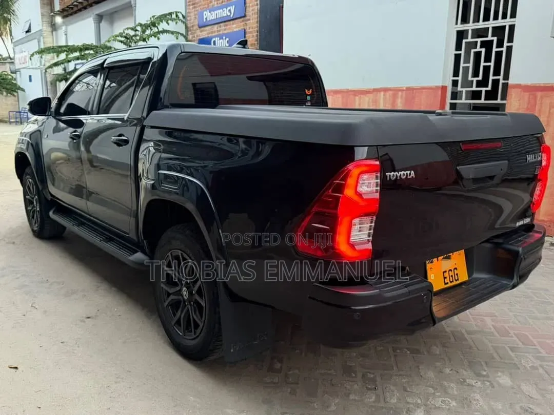 Toyota Hilux 2022 Black