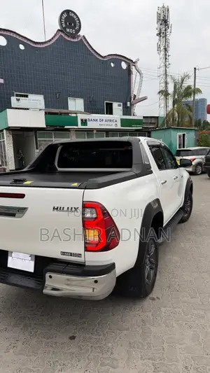 Toyota Hilux 2023 Off white