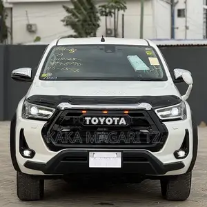 Toyota Hilux 2023 Pearl