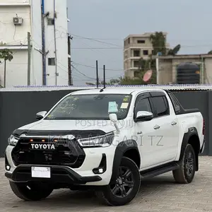 Toyota Hilux 2023 Pearl