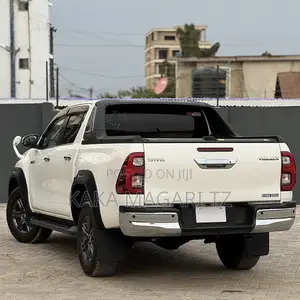 Toyota Hilux 2023 Pearl