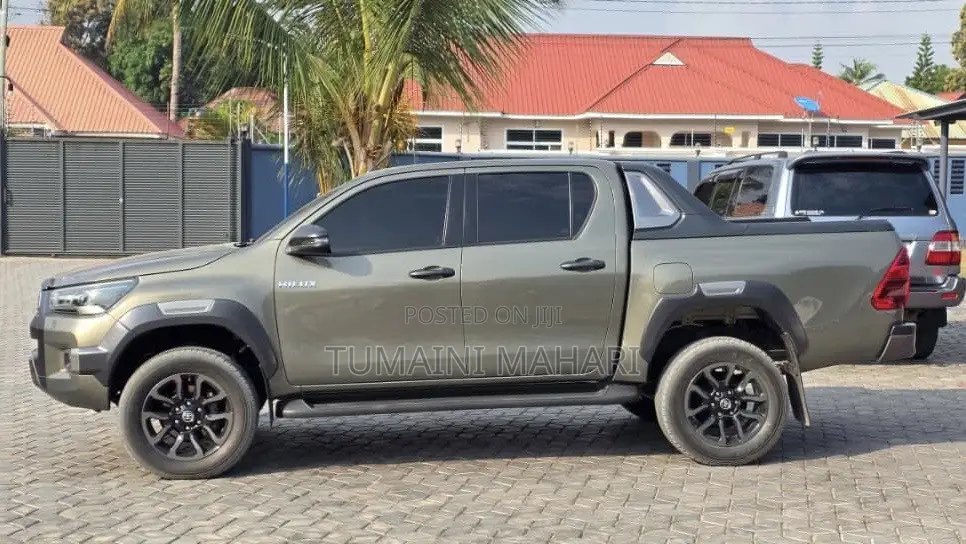 Toyota Hilux 2023 Ivory