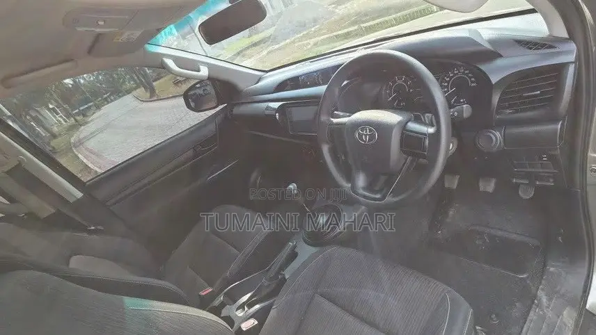 Toyota Hilux 2023 Ivory