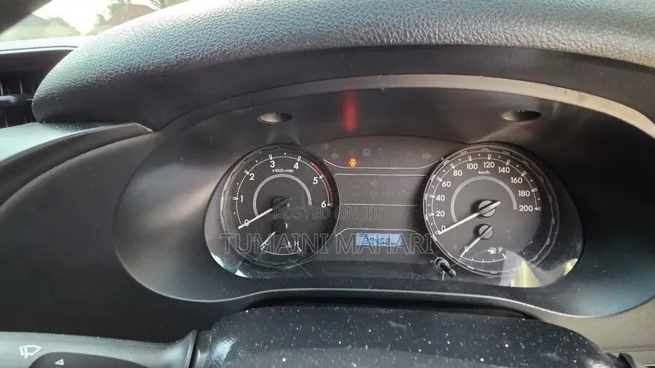 Toyota Hilux 2023 Ivory