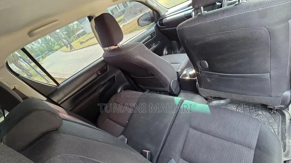 Toyota Hilux 2023 Ivory