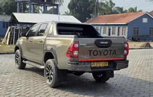 Toyota Hilux 2023 Ivory