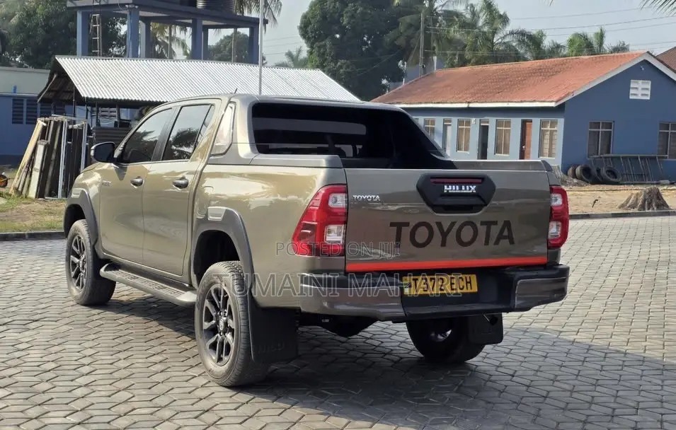 Toyota Hilux 2023 Ivory