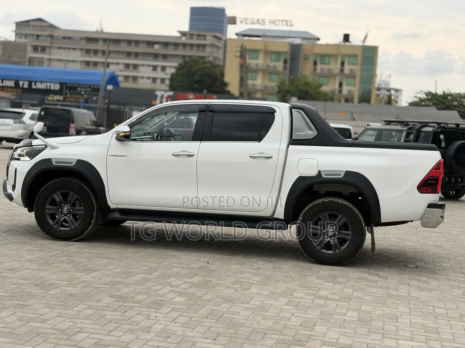Toyota Hilux 2023 White