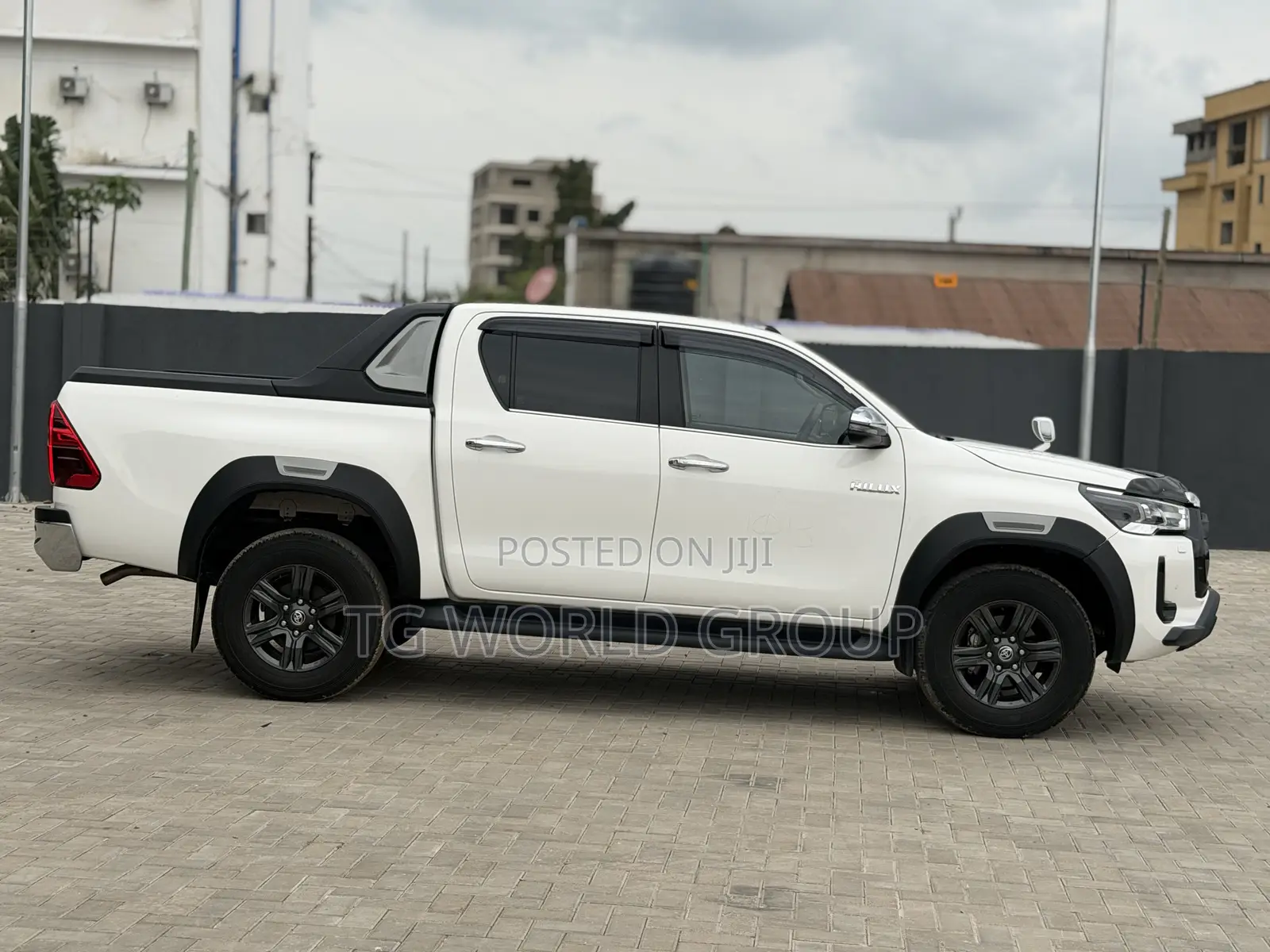Toyota Hilux 2023 White