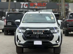 Toyota Hilux 2023 White