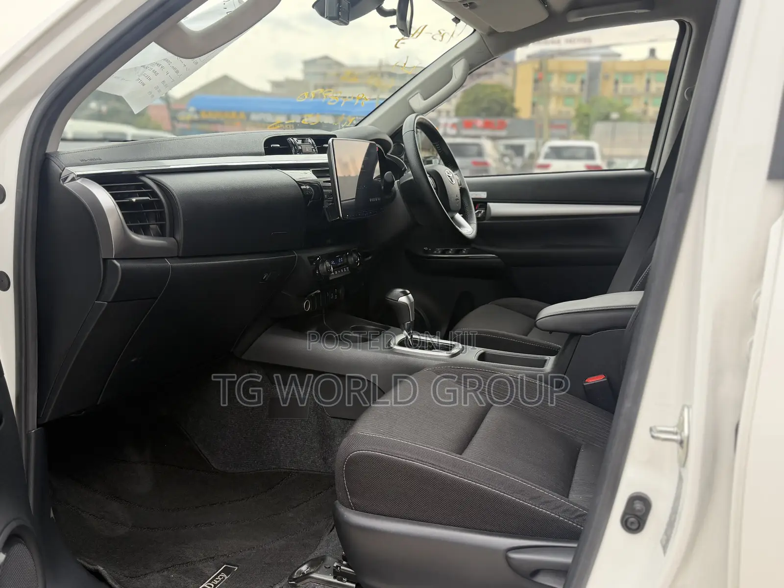 Toyota Hilux 2023 White